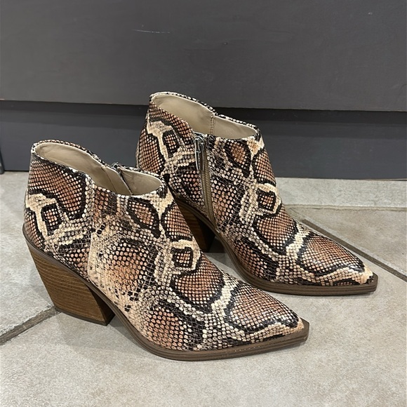 Vince Camuto Geeanne Spiced Sand Snake Bootie Size 7.5 - Picture 1 of 9